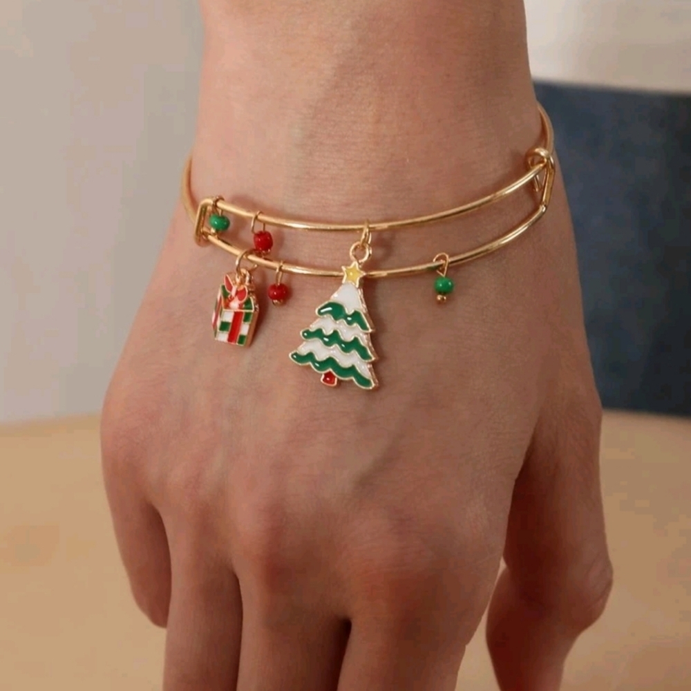 NEW!  Adjustable Christmas  charm bangle  - BTQ